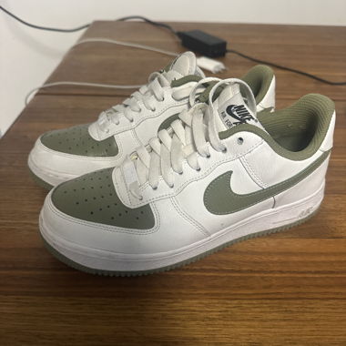 Nike Air Force 1 Sneaker weiss/oliv