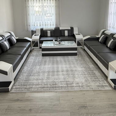 Divano in pelle grigio e bianco