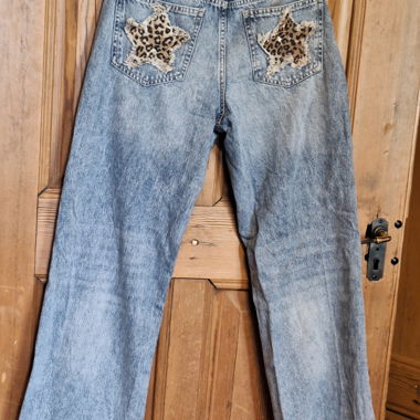 Jeans mit Sternen an Hosentaschen hinten