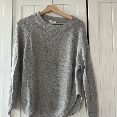 Grauer Pulli