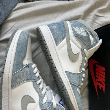 Jordan 1 Hyper Royal