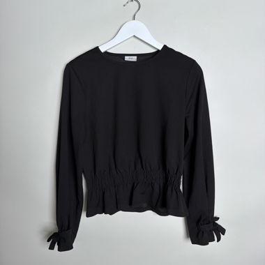 Blusa nera a maniche lunghe