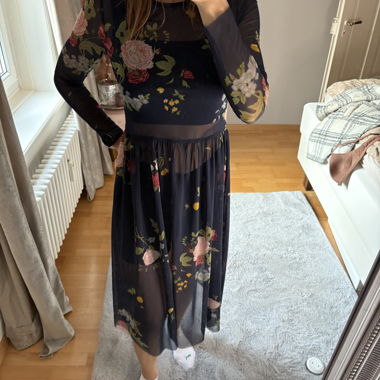 Blaues durchsichtiges Midikleid mit Blumen