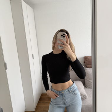 Schwarzes Crop Top mit Kragen