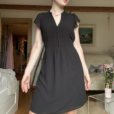 schwarzes schlichtes kleid