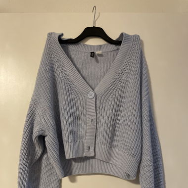 Blaue Strickjacke