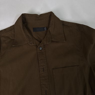 Camicia marrone con bottoni