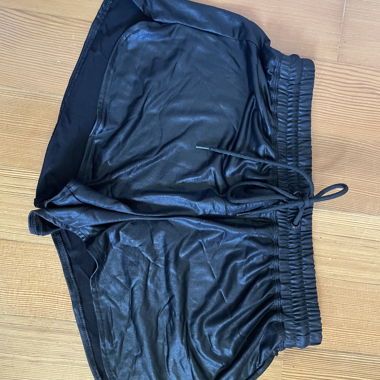 Black sporty shorts (glimmer/leather look)