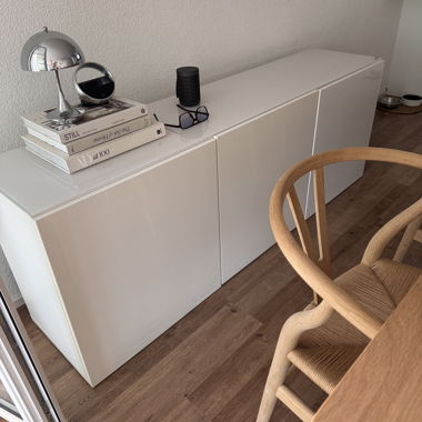 Enfilade Ikea Besta avec plateau en verre