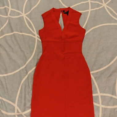 Robe rouge sans manches