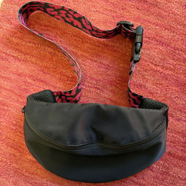 Schwarze Bauchtasche mit gemustertem Gürtel