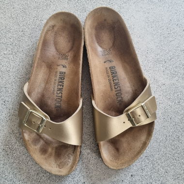 Goldene Birkenstock-Sandalen