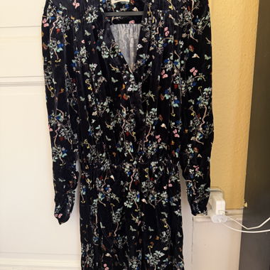 Kurzes schwarzes Samtkleid mit Blumenmuster S
