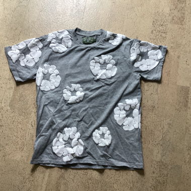 T-shirt grigia con motivo floreale