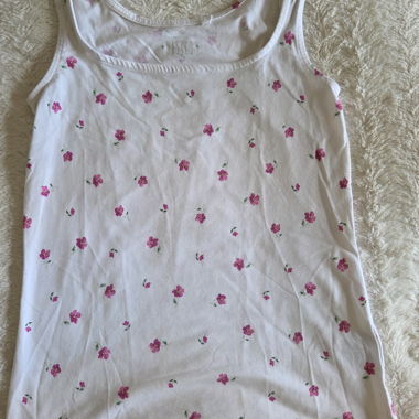 Top avec des fleurs blanche
