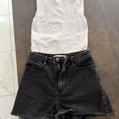 Short in denim neri Zara e body taglia XS