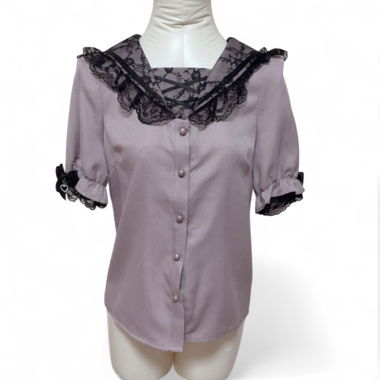 Blouse japonaise lilas avec col en dentelle noire