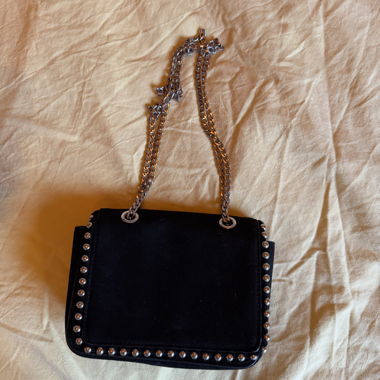 Sac bandoulière noir clouté 