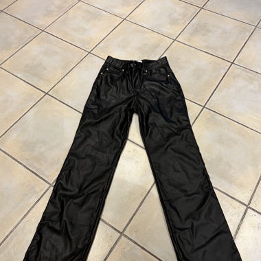 Schwarze Kunstlederhose