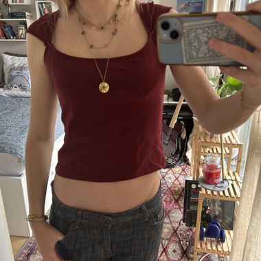 Weinrotes Cropped-Top mit quadratischem Ausschnitt