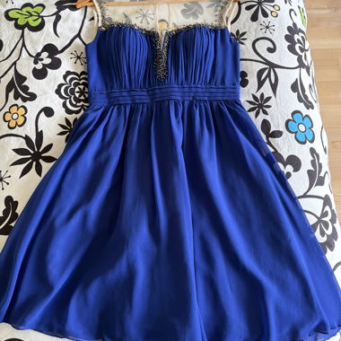 Robe de soirée bleue avec perles