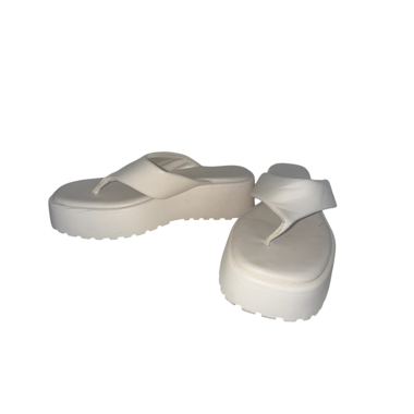 Weisse Plateau-Flip-Flops