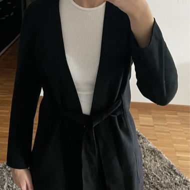 Veste Zara noire ceinturée élégante XS