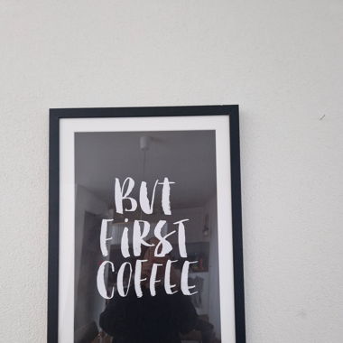 Poster gerahmt "but first coffee"
