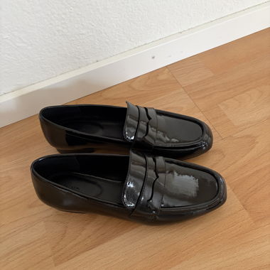 Schwarze Lack-Loafer NEU