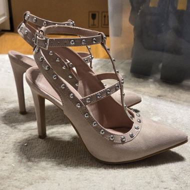 Rosa High-Heels mit Nieten