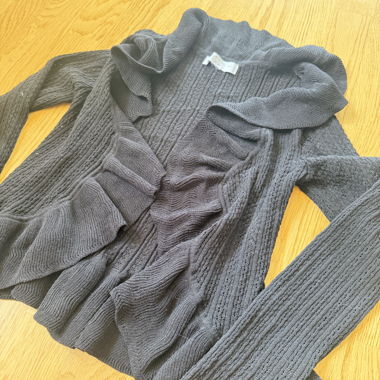 Veste en maille noire à volants