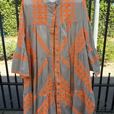 Besticktes ethnisches Kleid