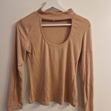Long-sleeve shirt with special neckline