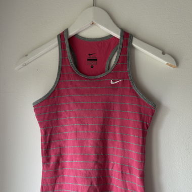 Nike kids top, fittet aber wie XS/S