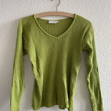 Gerippter grüner Pullover