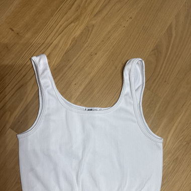 Weisses Top, Bauchfrei