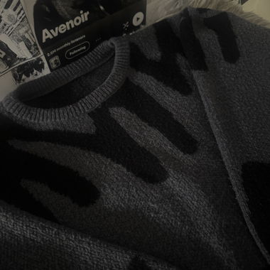 Maglione in maglia con macchie di sgocciolamento.
