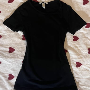 Schwarzes T-Shirt mit kurzem Arm