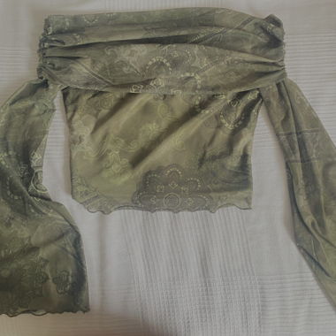 Top vert à motifs, épaules dénudées