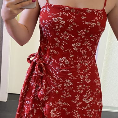 Kleid rot-weiss geblümt