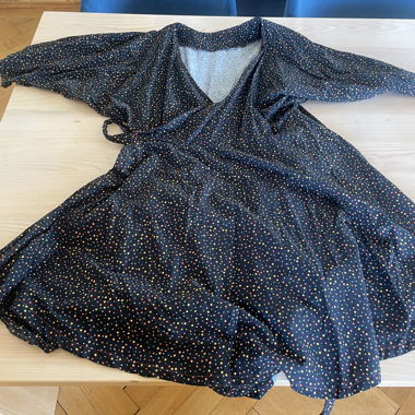 Schwarzes Wickelkleid mit Punkten