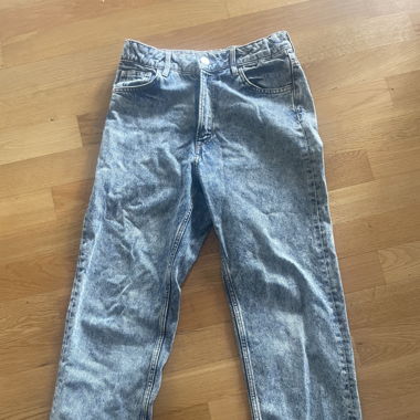 Loose Fit Washed Jeans