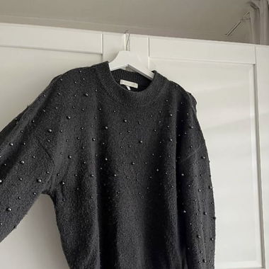 Pullover in grau mit Perlen, BRANDNEU