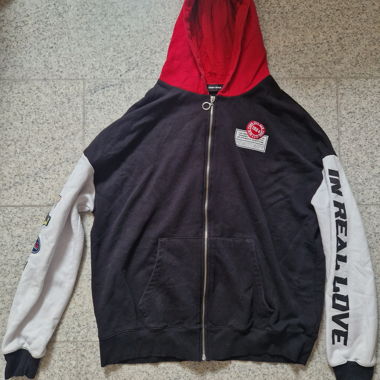 Giacca con zip e maniche bianche