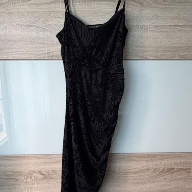 Robe noire à bretelles