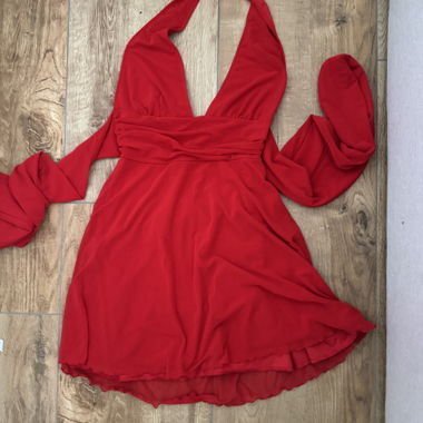 Rotes Neckholder-Kleid