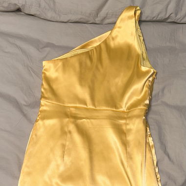 Elegantes One-Shoulder Kleid in Gelb