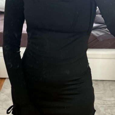 Black bodycon long-sleeve dress