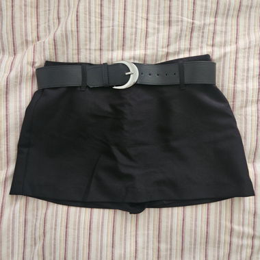 Schwarzer Minirock mit Gürtel und integrierten Shorts