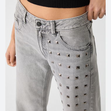 Low Waist Jeans mit Nieten